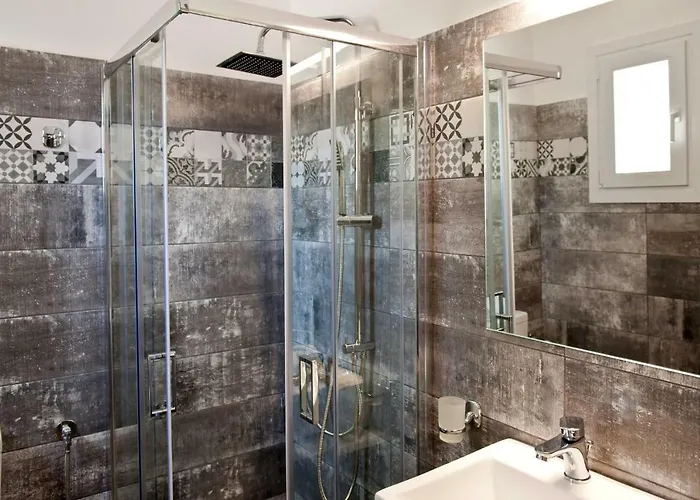 Liprando 2* Naousa (Paros)